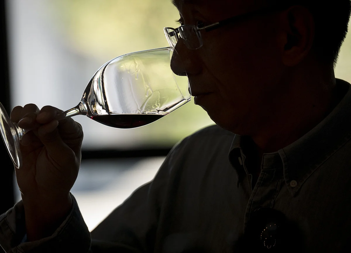 China Finds Solace in Wine From Australia as Economic Slowdown Hits