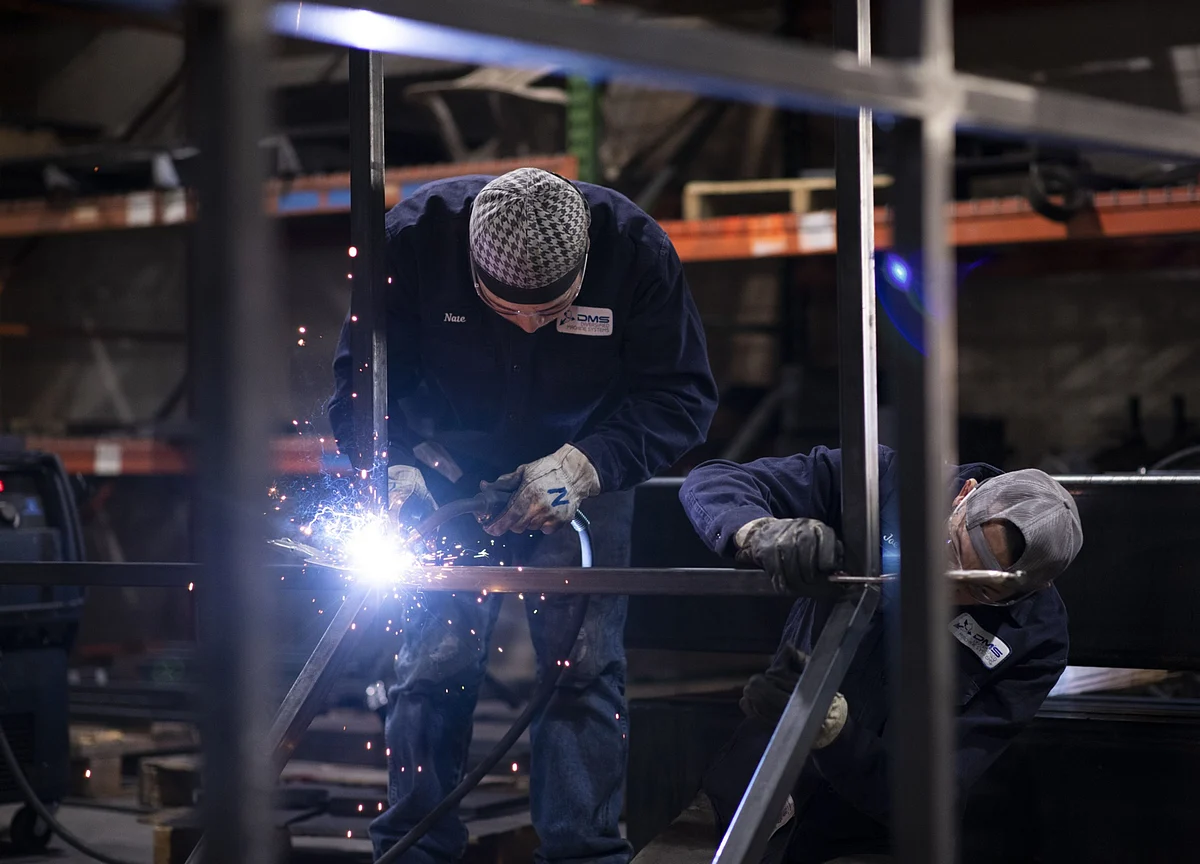 U.S. Manufacturers Plan First Pullback in Investment Since 2009