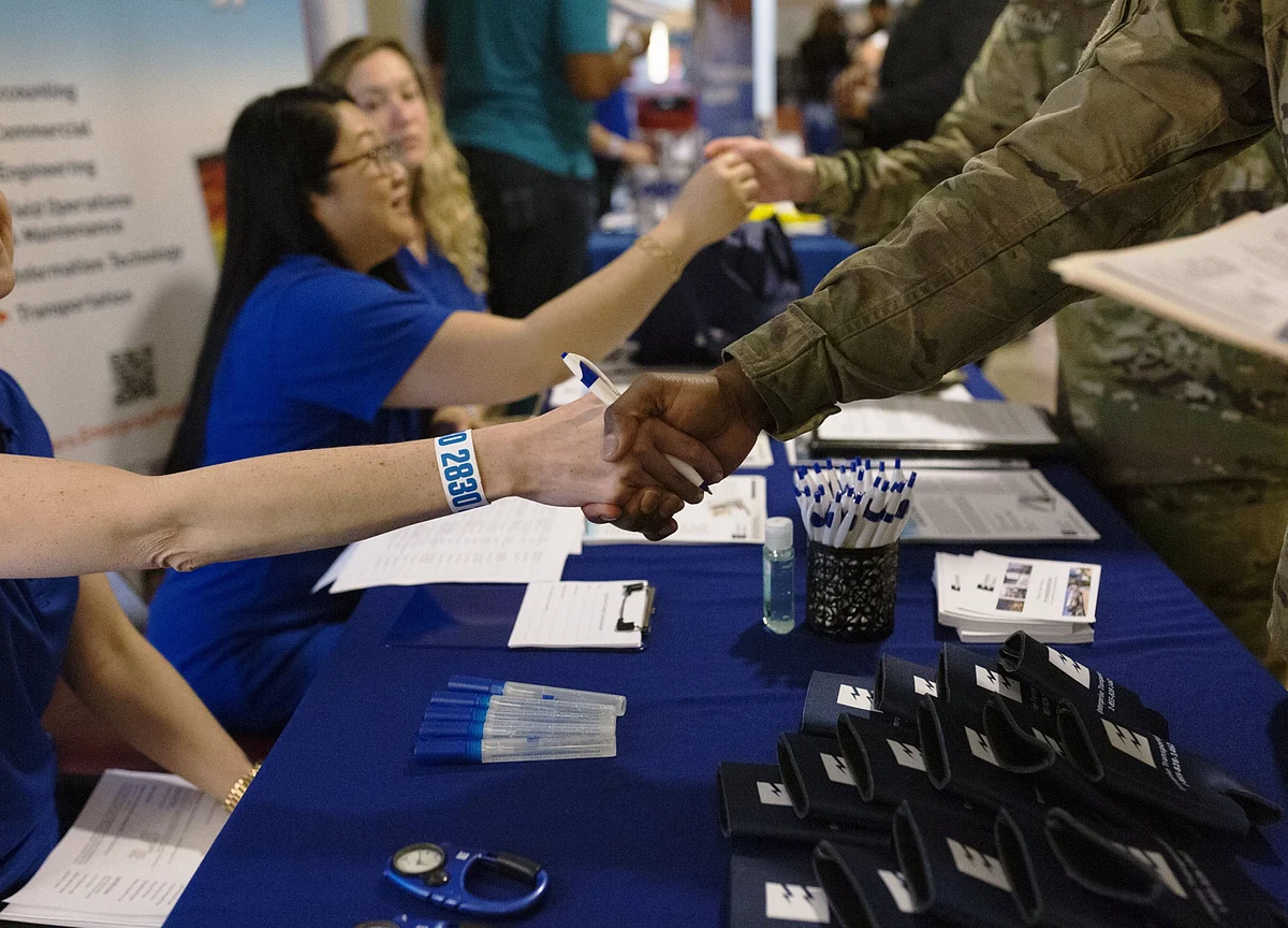 Filings for U.S. Jobless Benefits Hold at Highest Since June