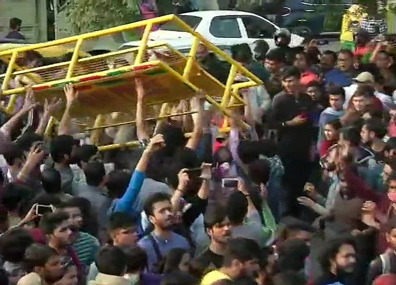 JNU Students Protesting Over Steep Fee Hike Clash With Police; HRD Minister Stuck For Over Six Hours