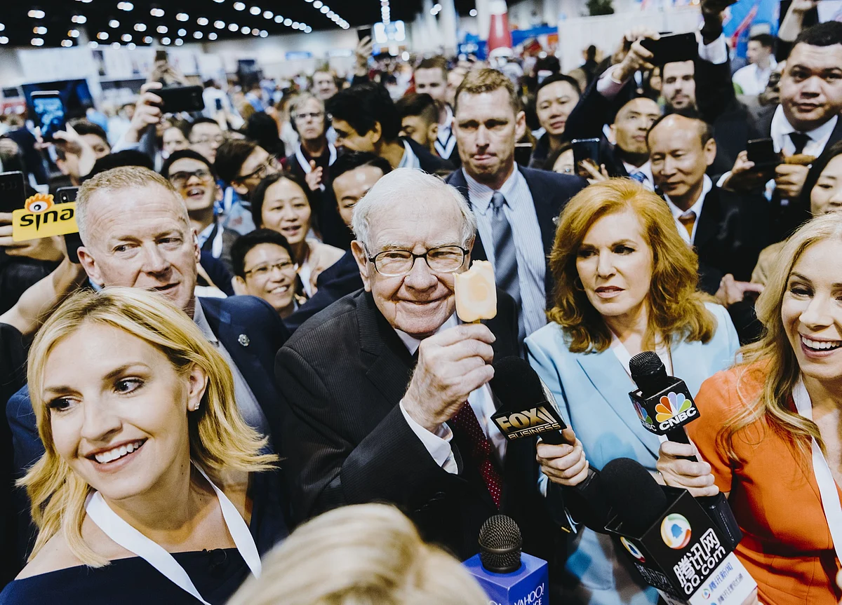 Warren Buffett Poised to Address Missed Deals With Cash Pile Growing