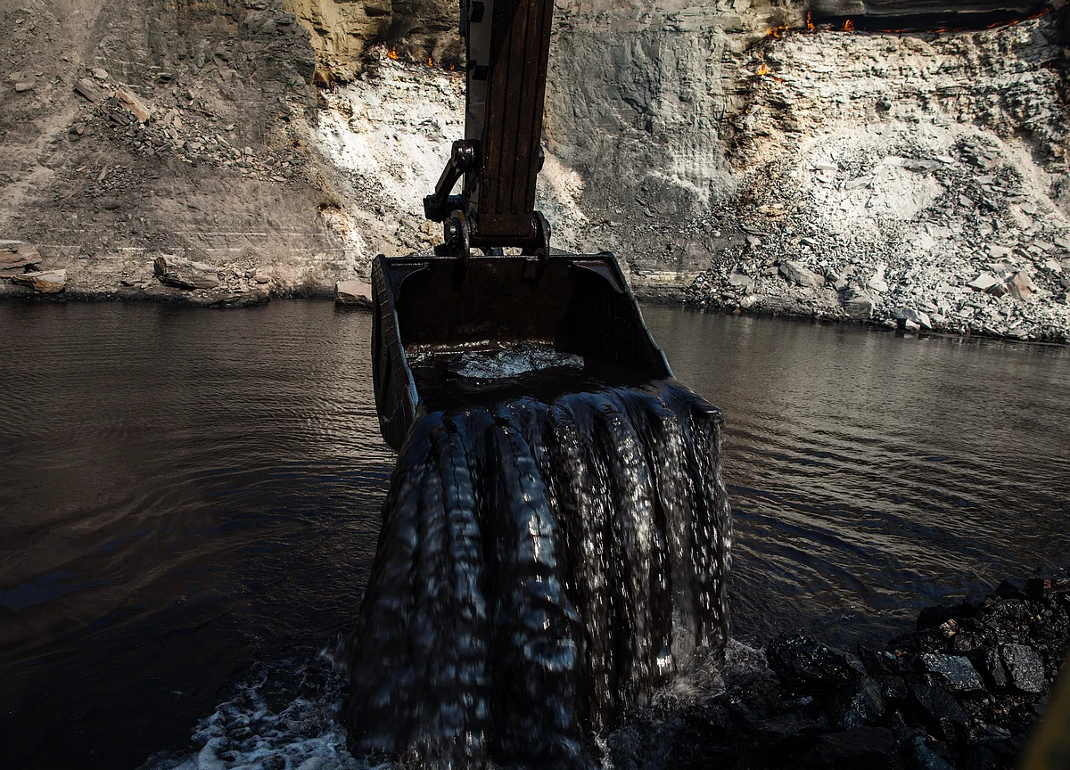 Coal India’s Shipments Sink to Four-Year Low Amid Covid Crisis