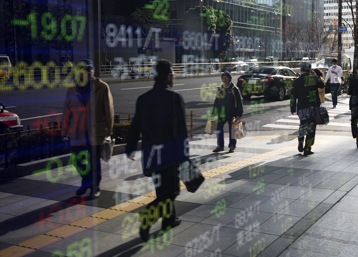 Stocks Rise, Dollar Falls on ‘Accommodative’ Fed: Markets Wrap