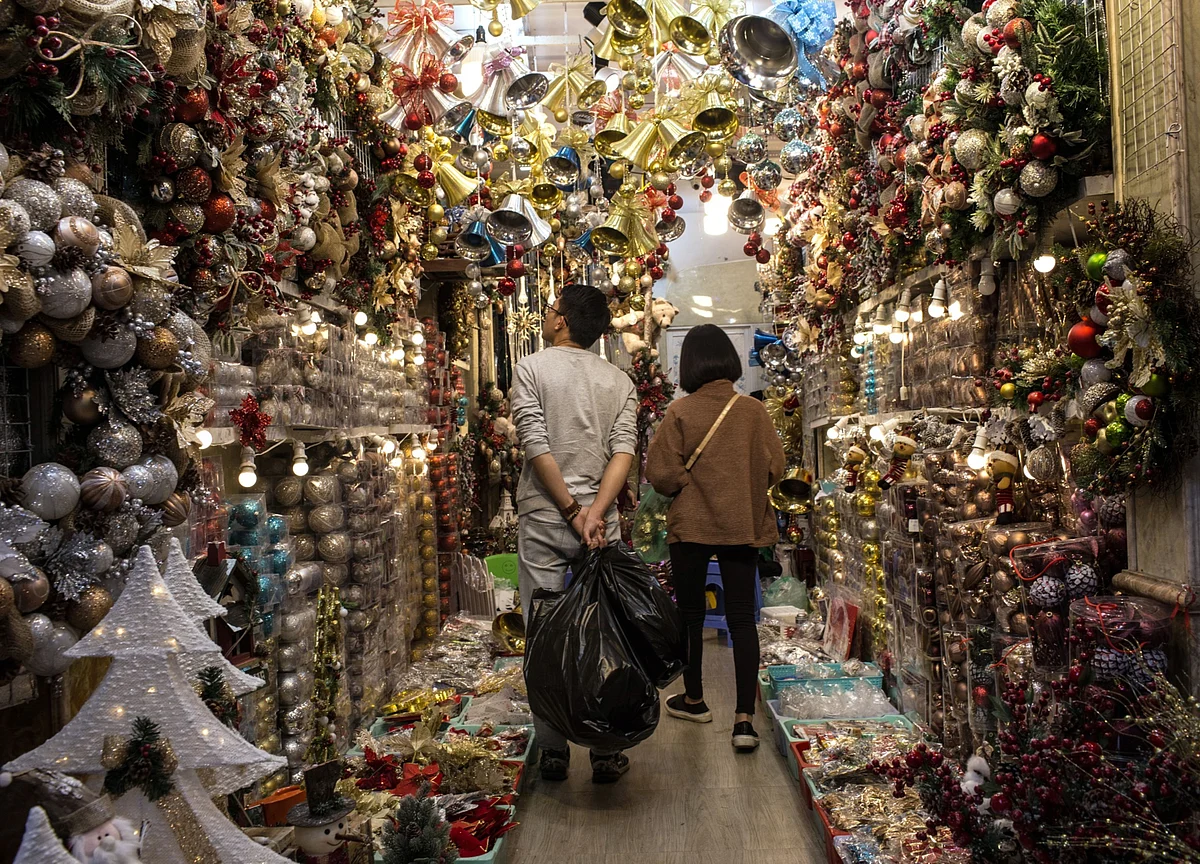 Christmas Lights, Tangled in Trade War, Show Vietnam’s Struggle