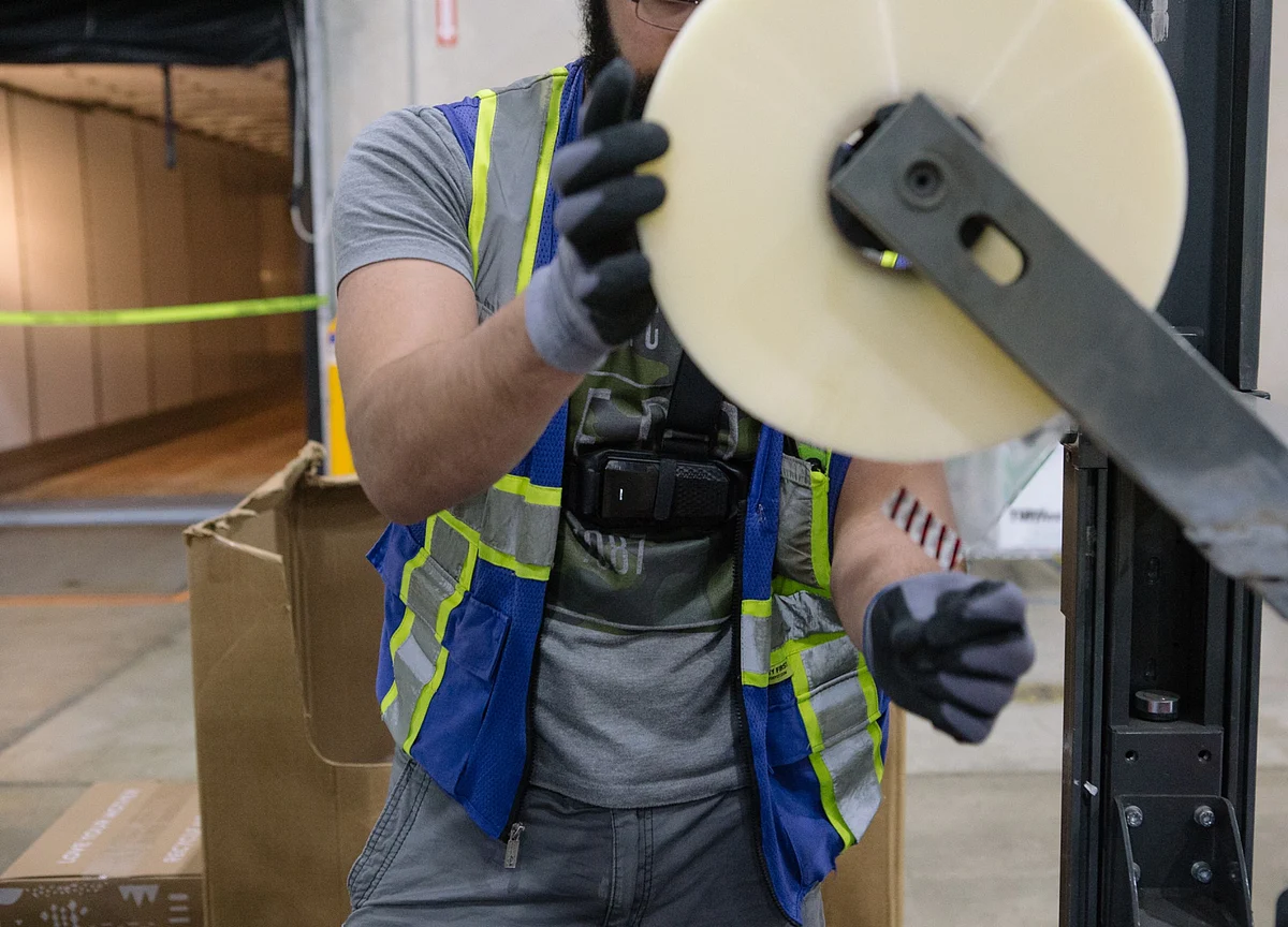 U.S. Payroll Gain of 266,000 Trounces Forecasts as Wages Heat Up