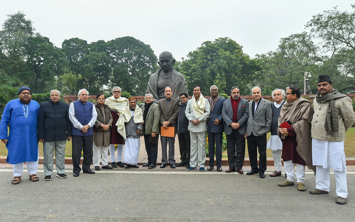 Senior Congress leaders Ghulam Nabi Azad, Jairam Ramesh, Kapil Sibal and Anand Sharma, TMC leader Derek O’Brien, Left Party leader Sitaram Sitaram Yechury and D Raja, and other opposition leaders pose for a group photo before meeting President Ram Nath Kovind. (Source: PTI)