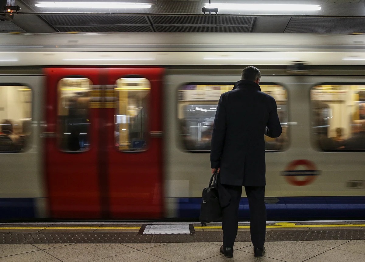 U.K. Wages Cool, Vacancies Fall in Brexit-Hit Labor Market