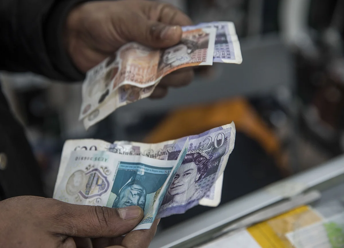 Pound in Longest Losing Run Since May as Sentiment Remains Shaky
