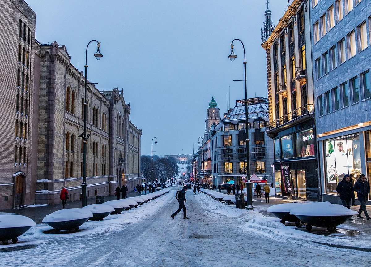 Euro-Area Economy Ends 2019 Still Struggling as Momentum Stalls