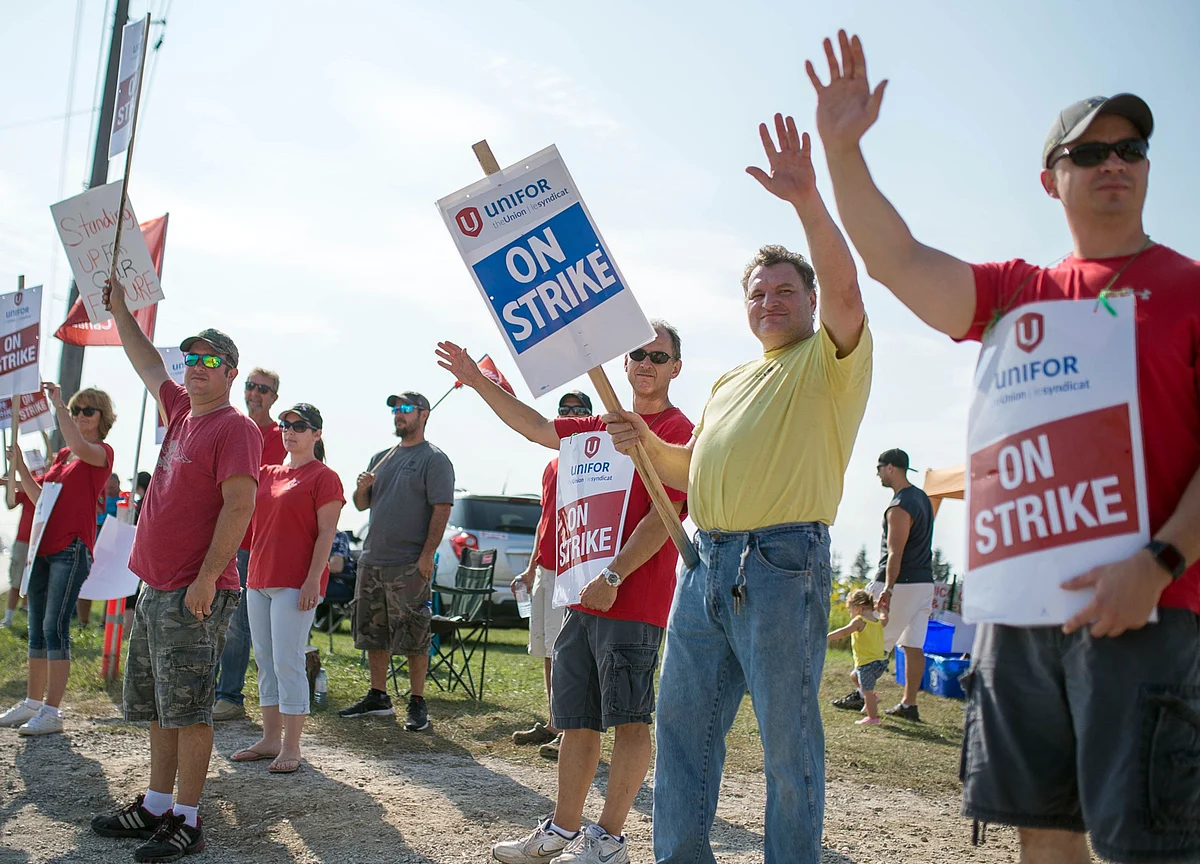 Canada’s Economy Shrinks in October From Auto Strike Spillover