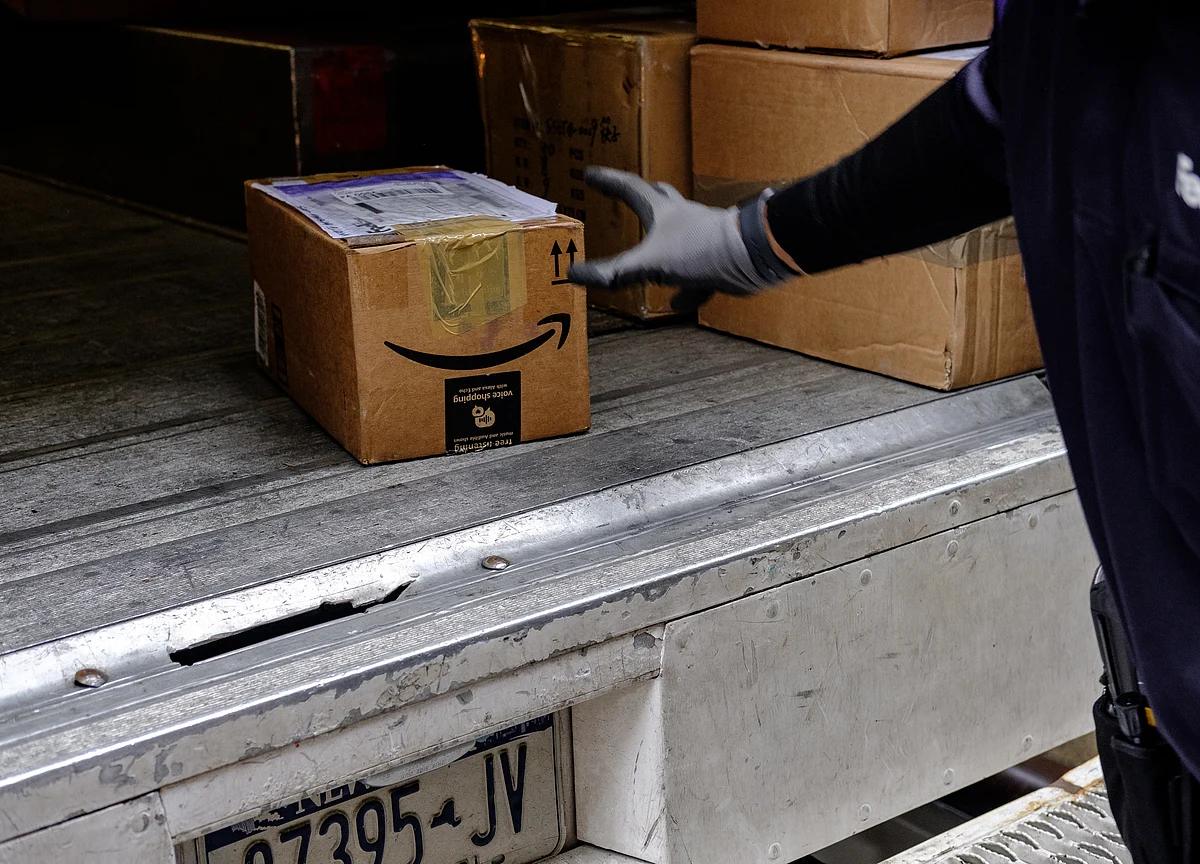 Amazon Cuts Off FedEx Ground for Prime Holiday Shipments