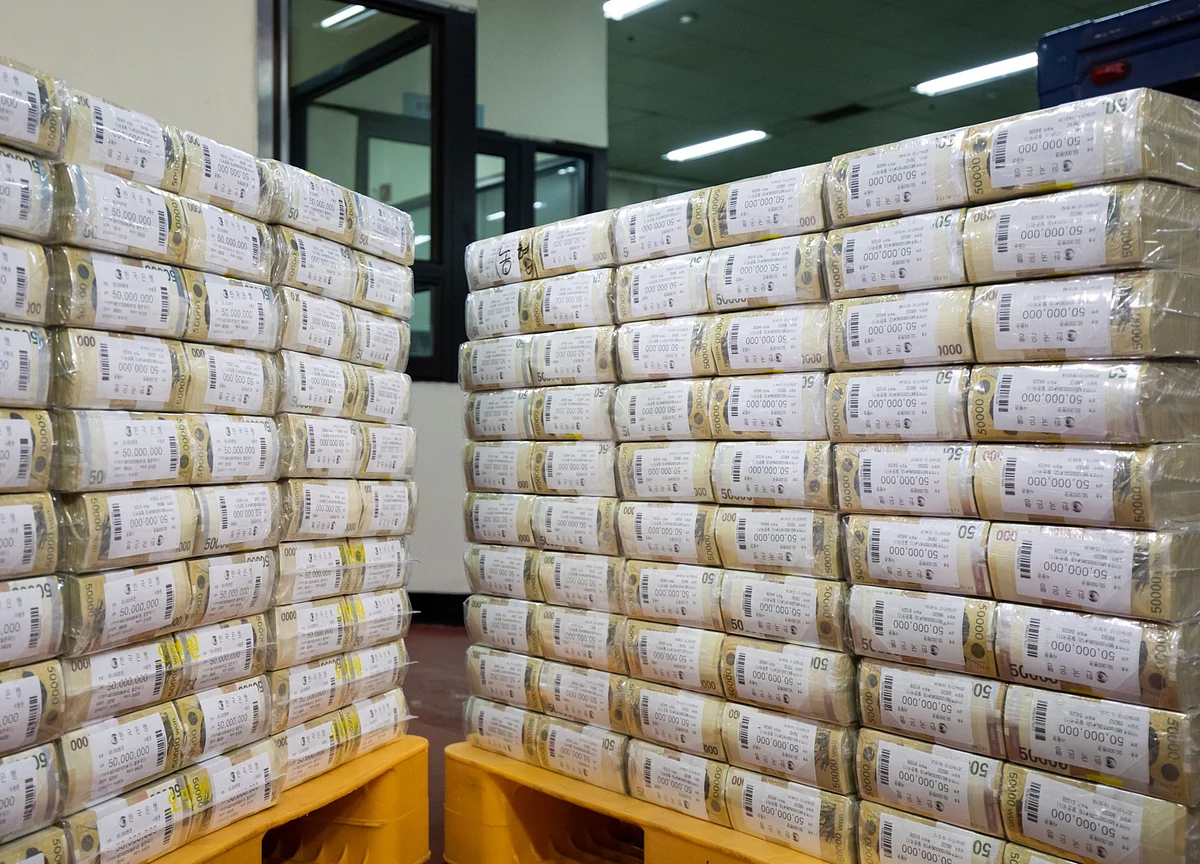 Asian Currencies Recoup Losses in Fragile Rebound From Iran Risk