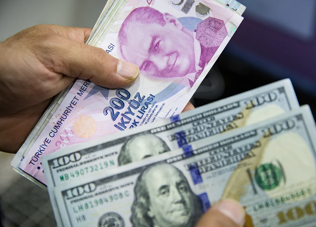 Turkish Lira Falls as Regulator Intervenes