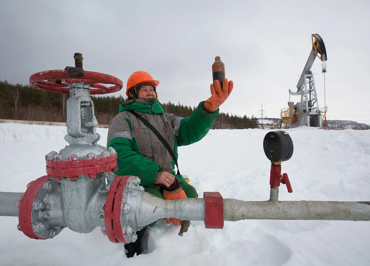 Oil Holds Near 3-Month High Despite Surprise U.S. Crude Build
