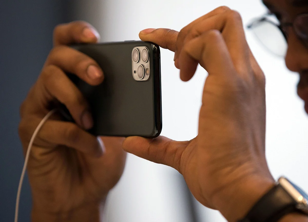 Apple Buys U.K. Startup to Improve iPhone Picture Taking