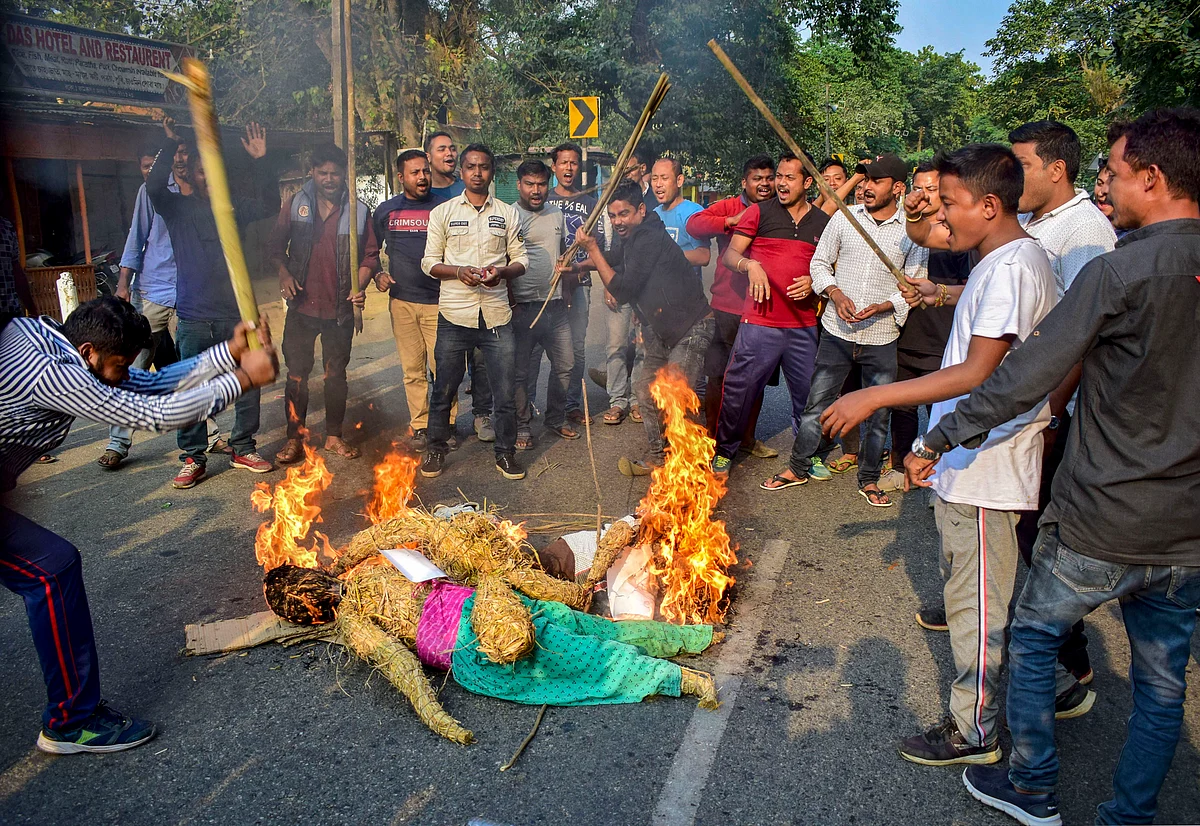 Demonstrators burn an effigy and raise slogans at Boko in Kamrup district of Assam (Source: PTI)