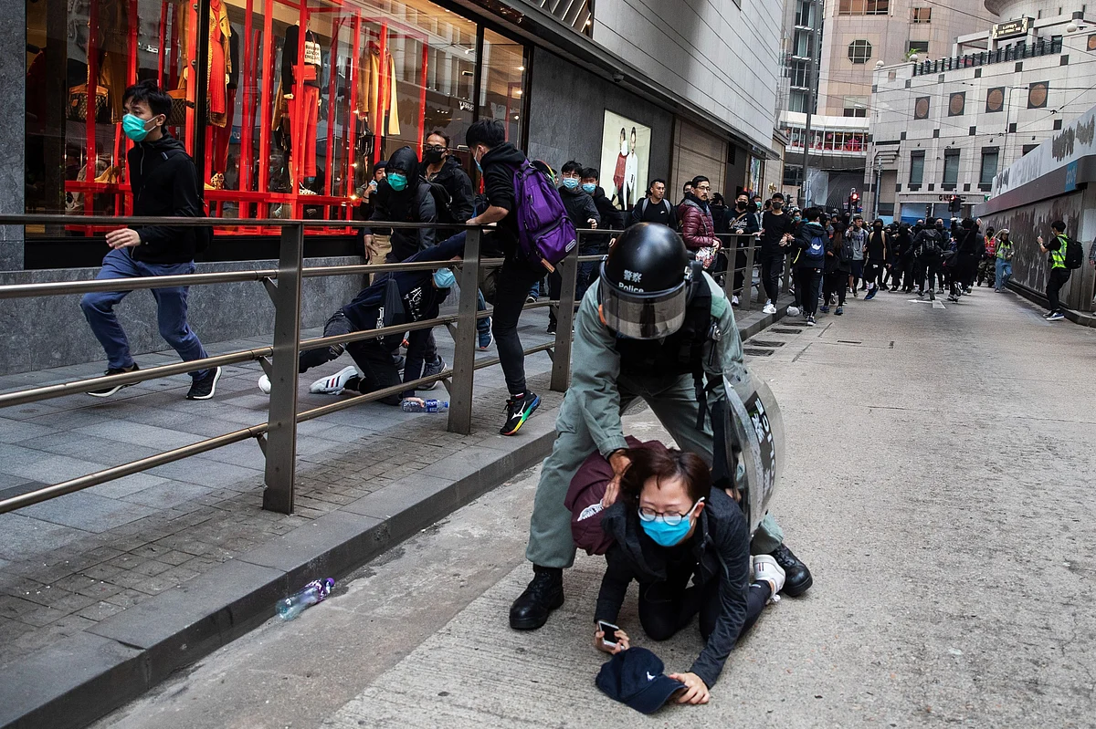 Riot police detain a demonstrator at Des Voeux Road Central during a protest in the Central district of Hong Kong, China on Jan. 19, 2020. (Photographer: Kyle Lam/Bloomberg)