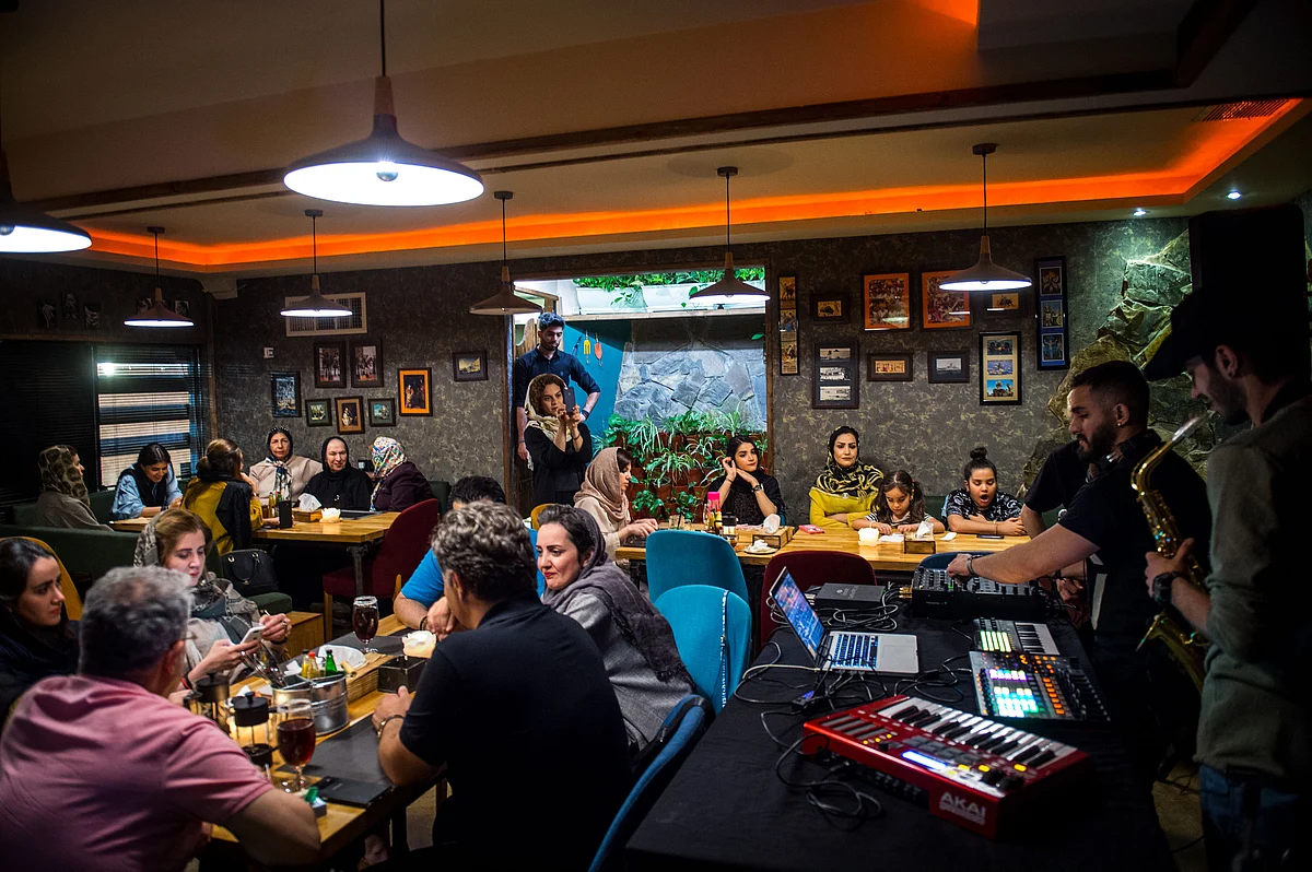 Young customers at a night cafe in Tehran, Iran, on May 17, 2019. (Photographer: Ali Mohammadi/Bloomberg)
