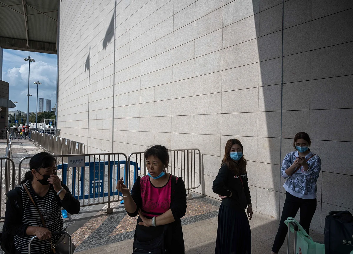 China Deaths Jump as Measures Fail to Slow Spread of Virus