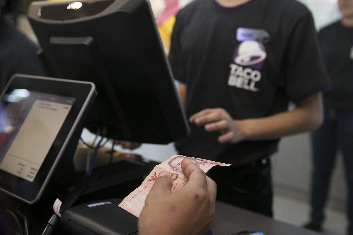 What Taco Bell’s $100,000 Salary Offer Says About U.S. Jobs