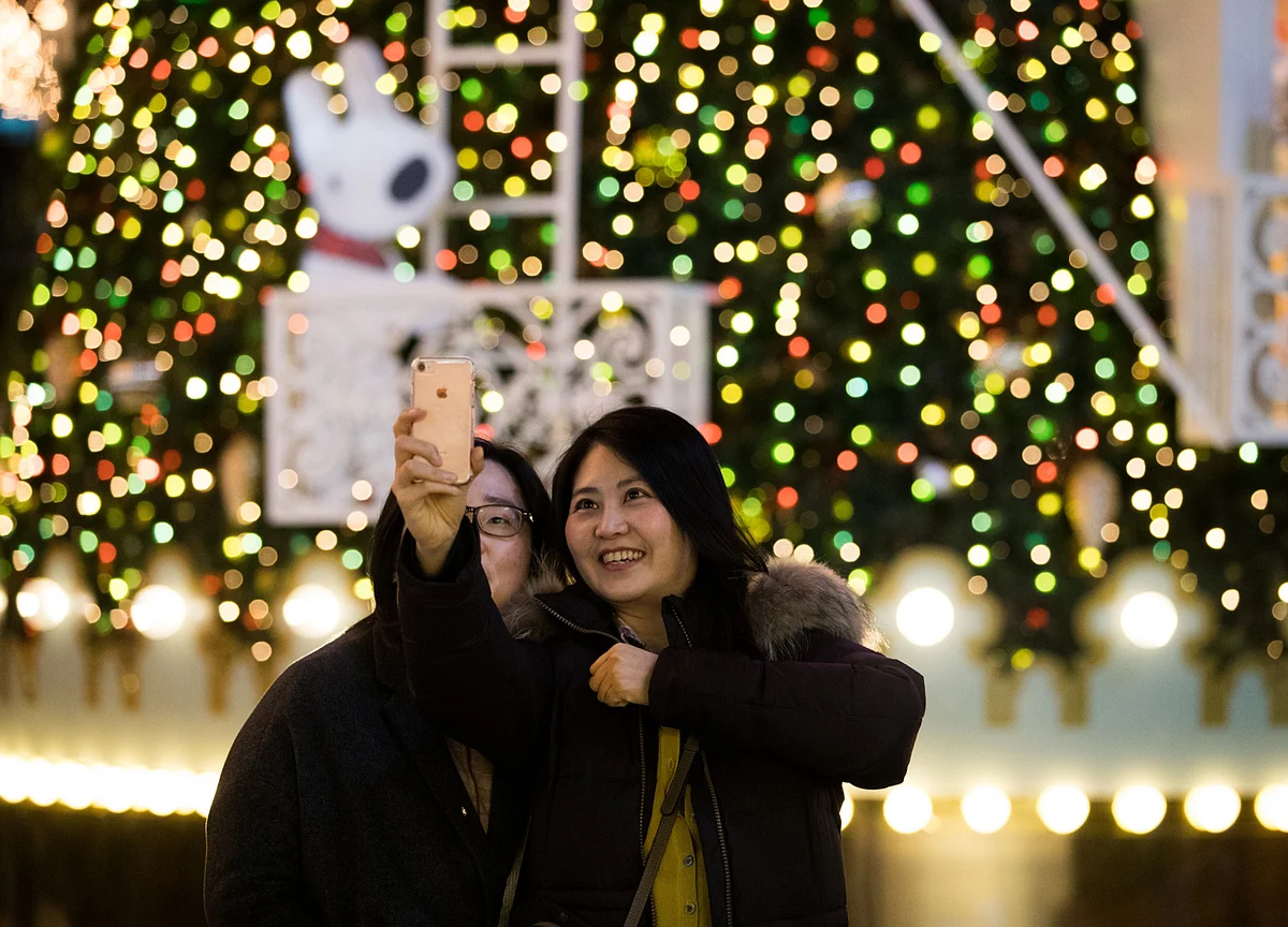 Apple Holiday Results Top Estimates on Rebounding iPhone Demand