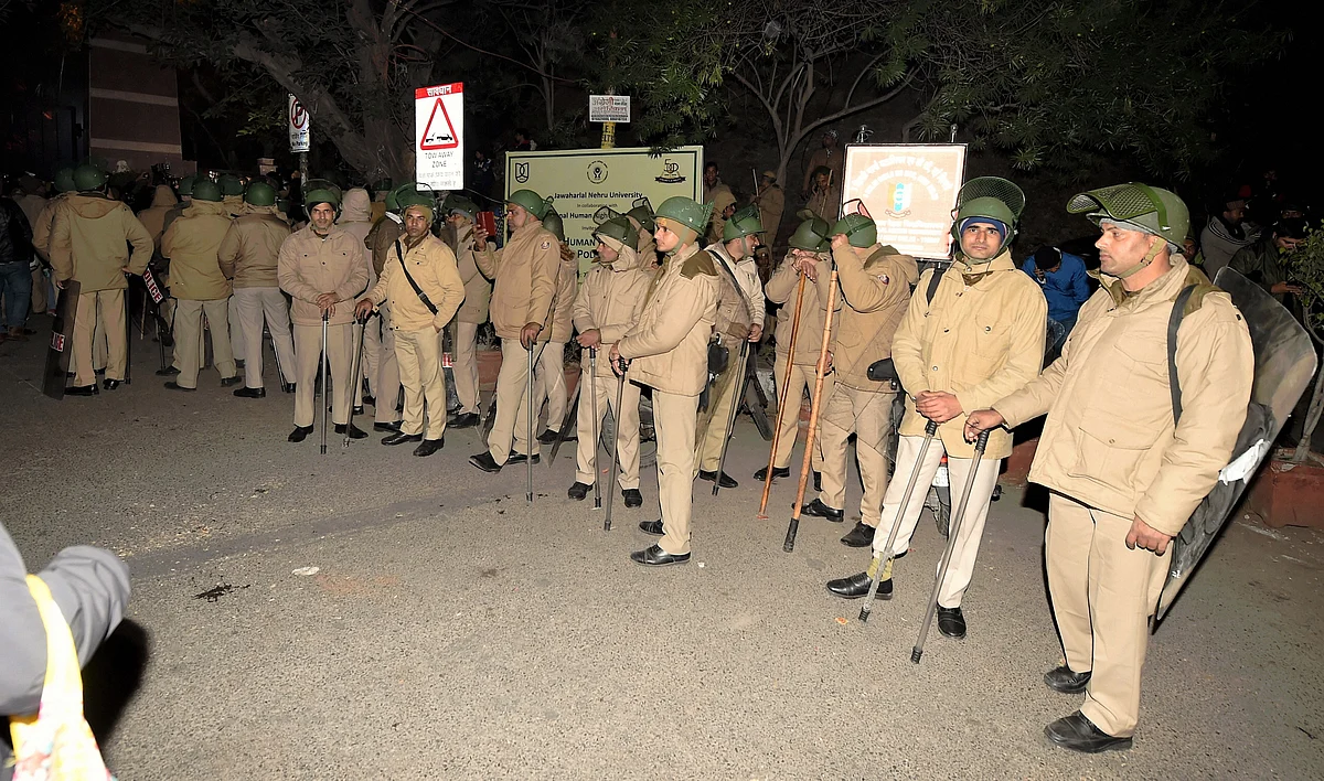 Policemen at out side of the JNU after some masked miscreants attacked in the campus, New Delhi, Sunday, Jan 05, 2020. (PTI Photo/Shahbaz Khan)