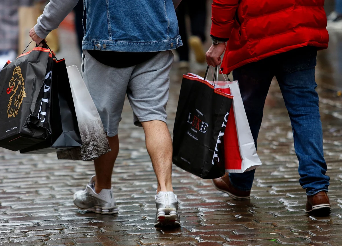 U.K. Consumers Cheered by Brexit Certainty as Confidence Climbs