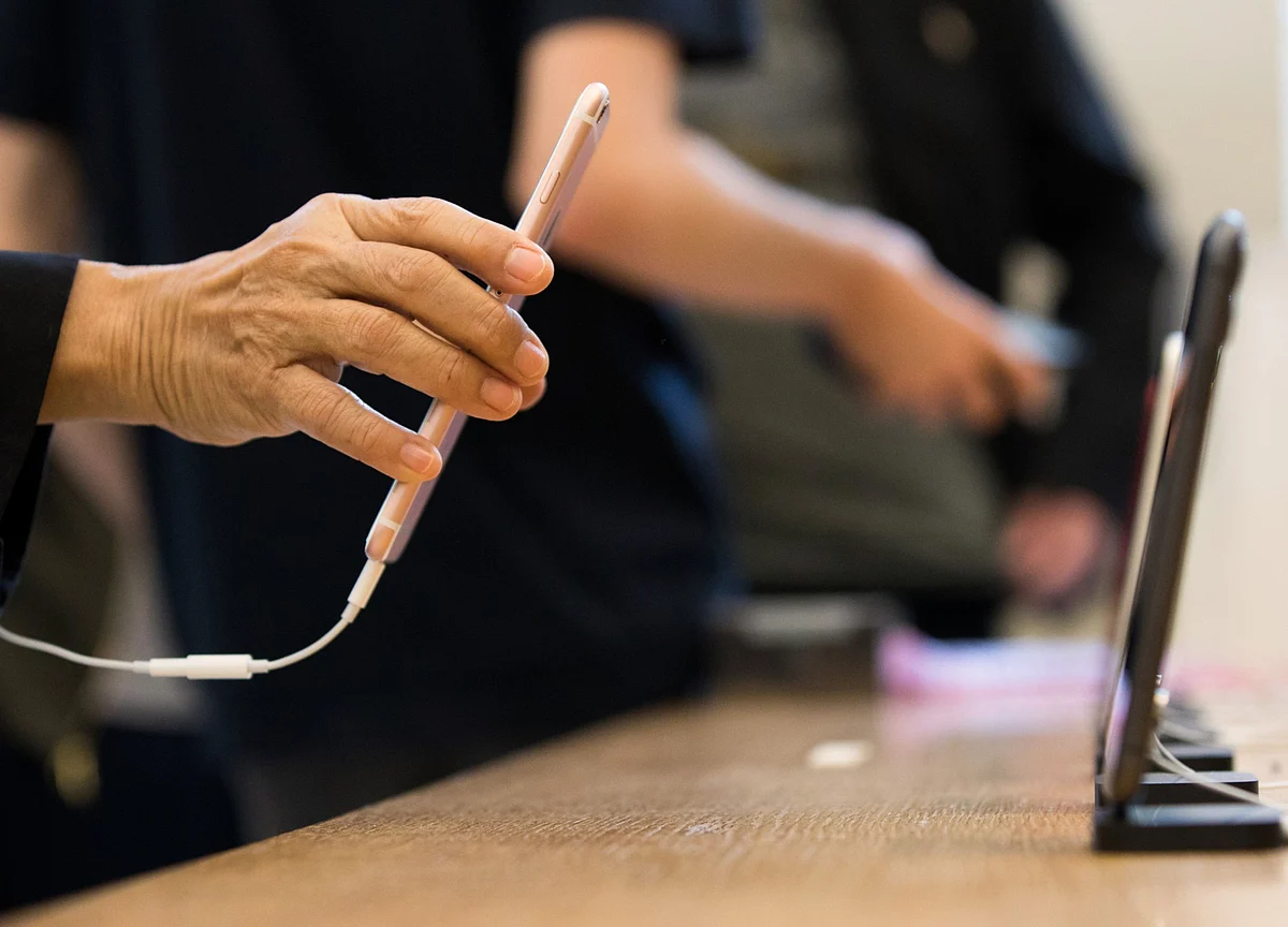 New Low-Cost iPhone to Enter Mass Production in February