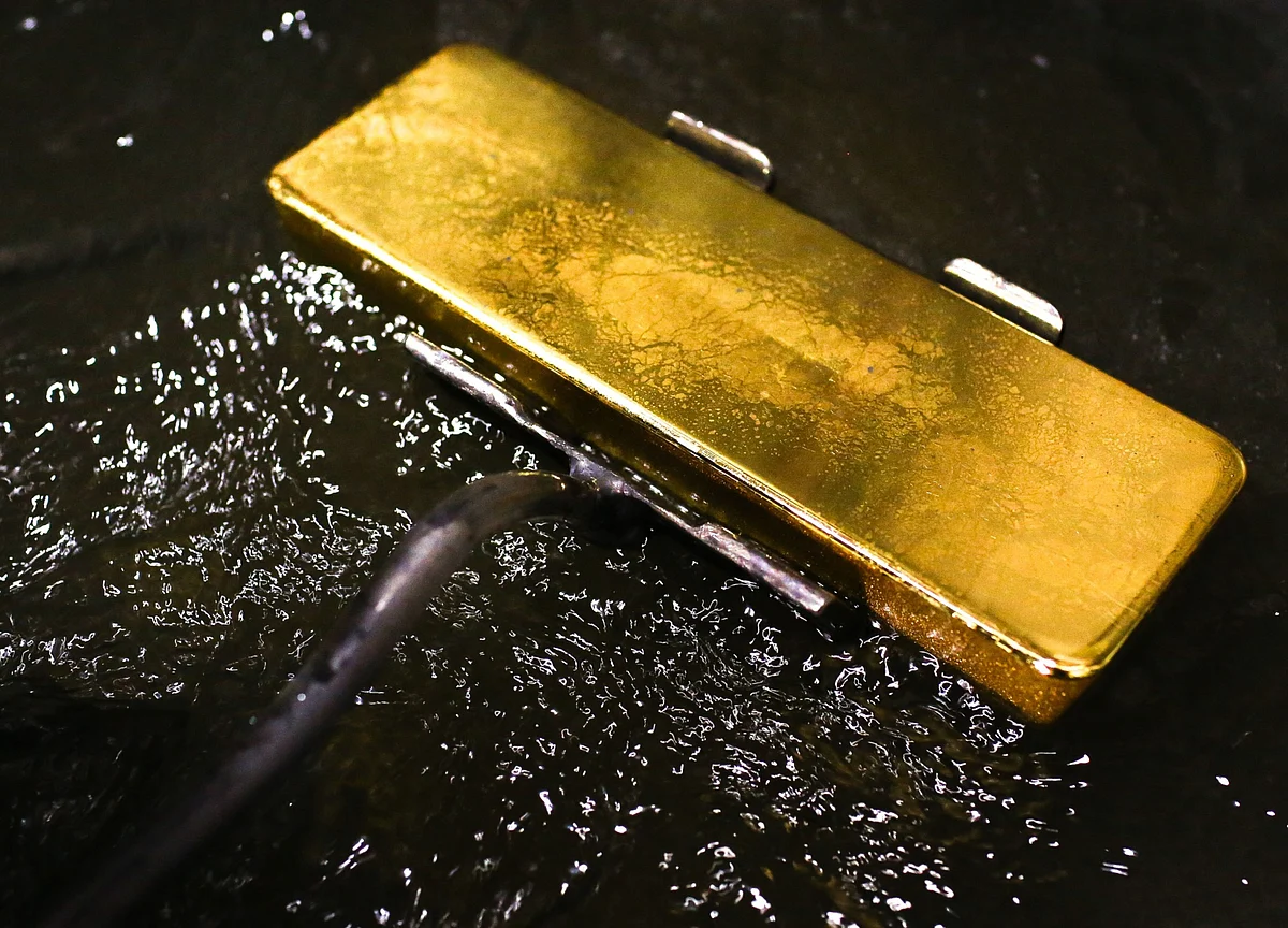 Gold Joins the Virus Sell-Off With Its Biggest Slide Since 2013
