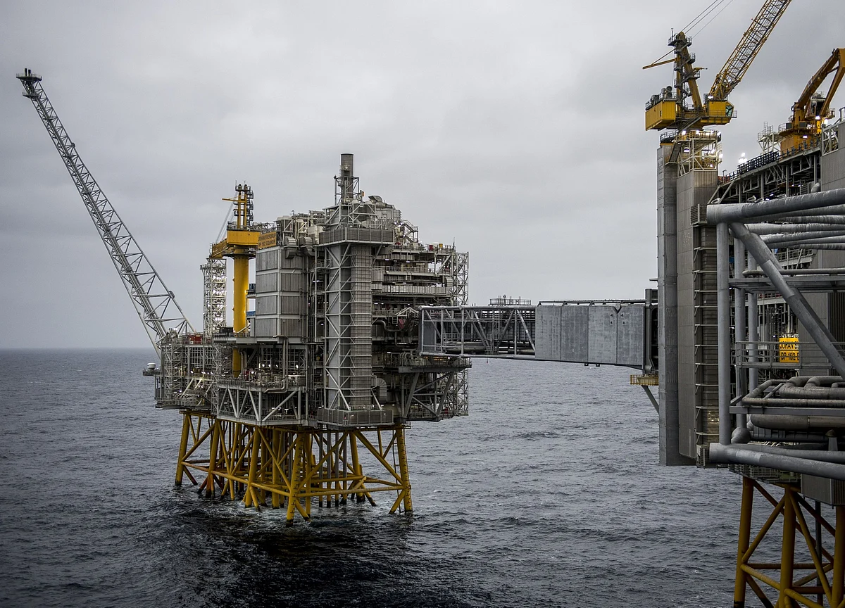 Oil Slides to a Three-Month Low on Virus Contagion Jitters