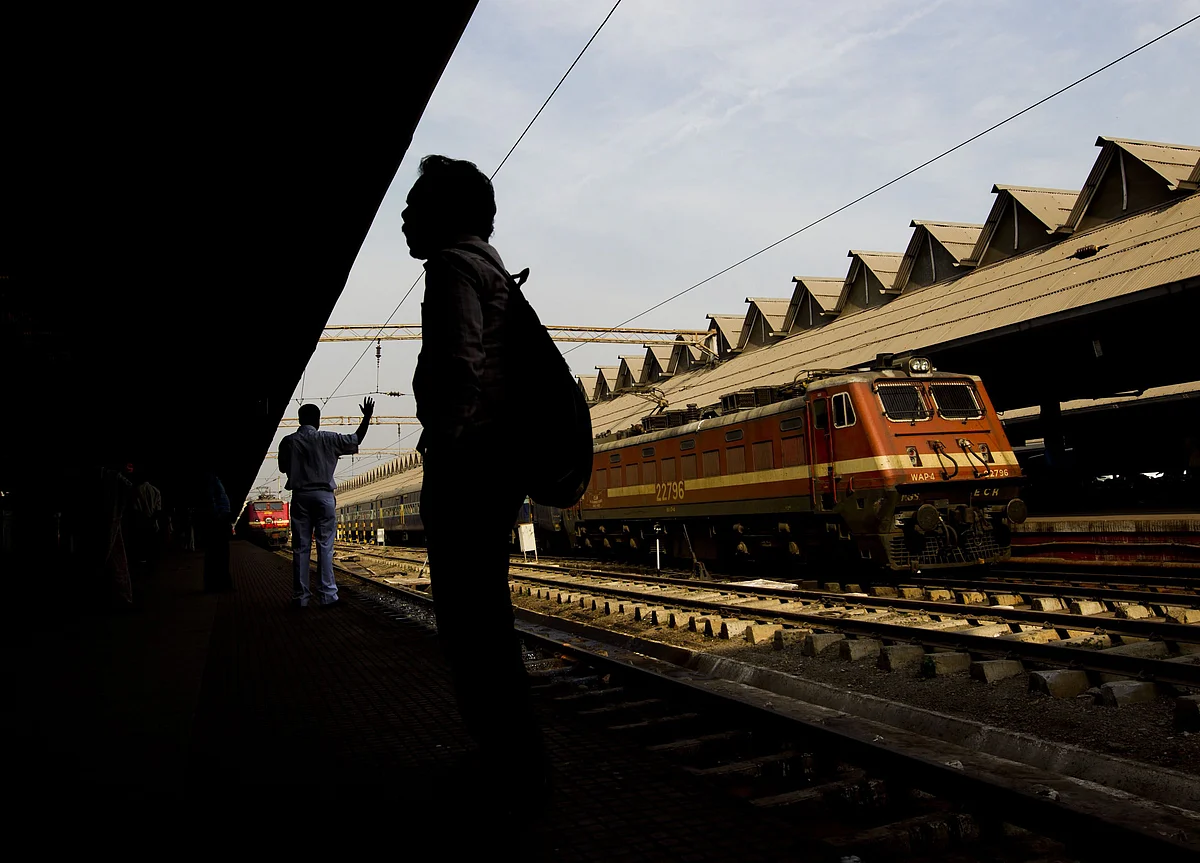 175 Local Trains Cancelled In Kolkata Due To Blockades By Bandh Supporters