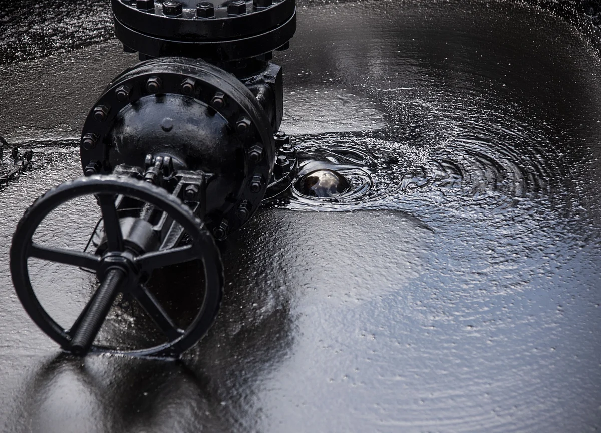 Oil Sinks to 7-Week Low As Growing Viral Threat to Hurt Demand