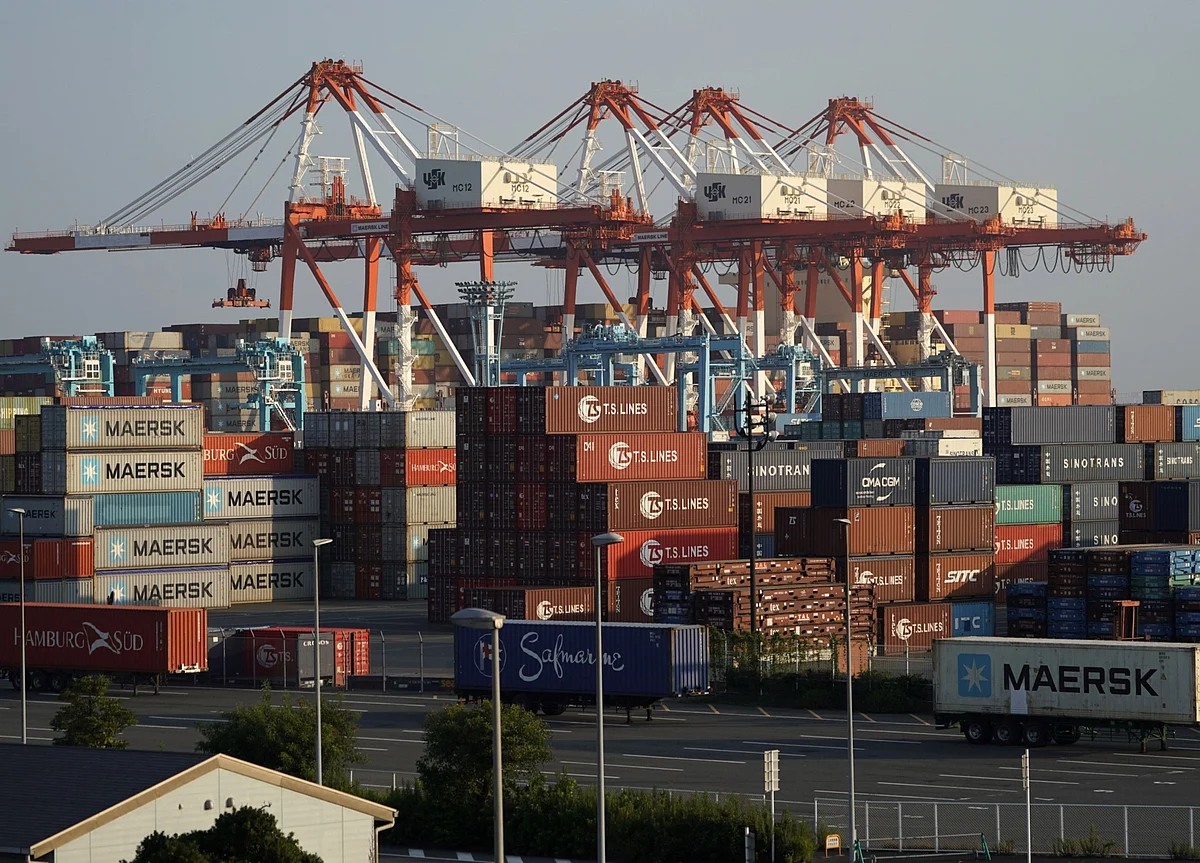Japan’s Export Slump Grinds On Despite Better Tech Shipments