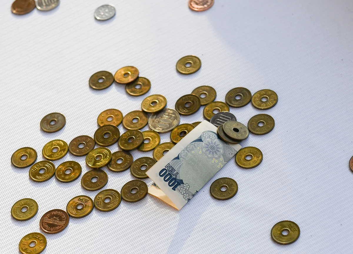 Yen Falls Past 110 to Eight-Month Low as U.S.-China Ties Improve