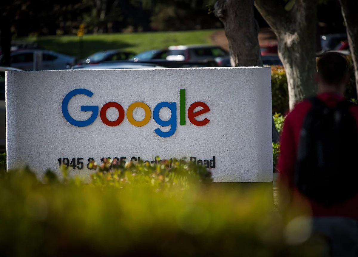 Alphabet Nears $1 Trillion Value on Ad-Growth Optimism