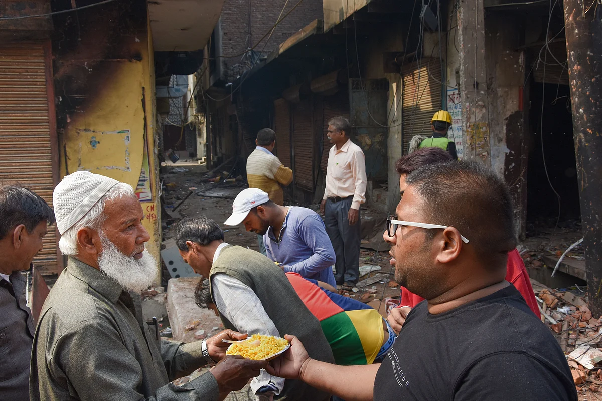 NGO workers distribute food to riot-affected victims (Source: PTI)