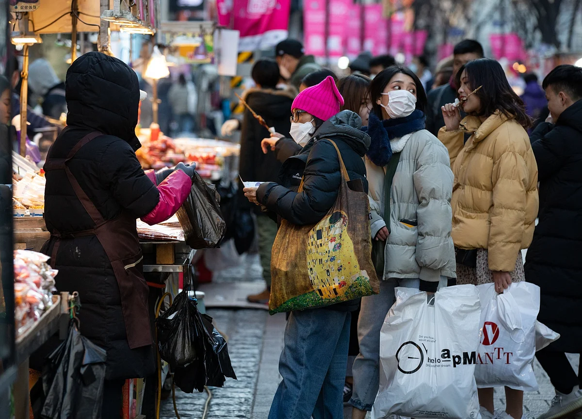 Korea Consumer Confidence Retreats on New Virus Wave, Curbs
