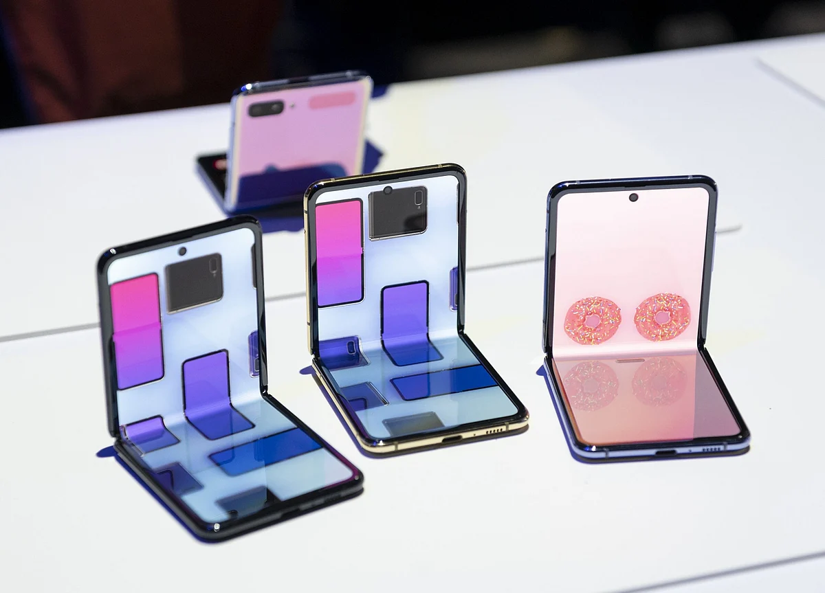 Samsung Bets on Big Camera Upgrade in Galaxy S20, Unveils Z Flip