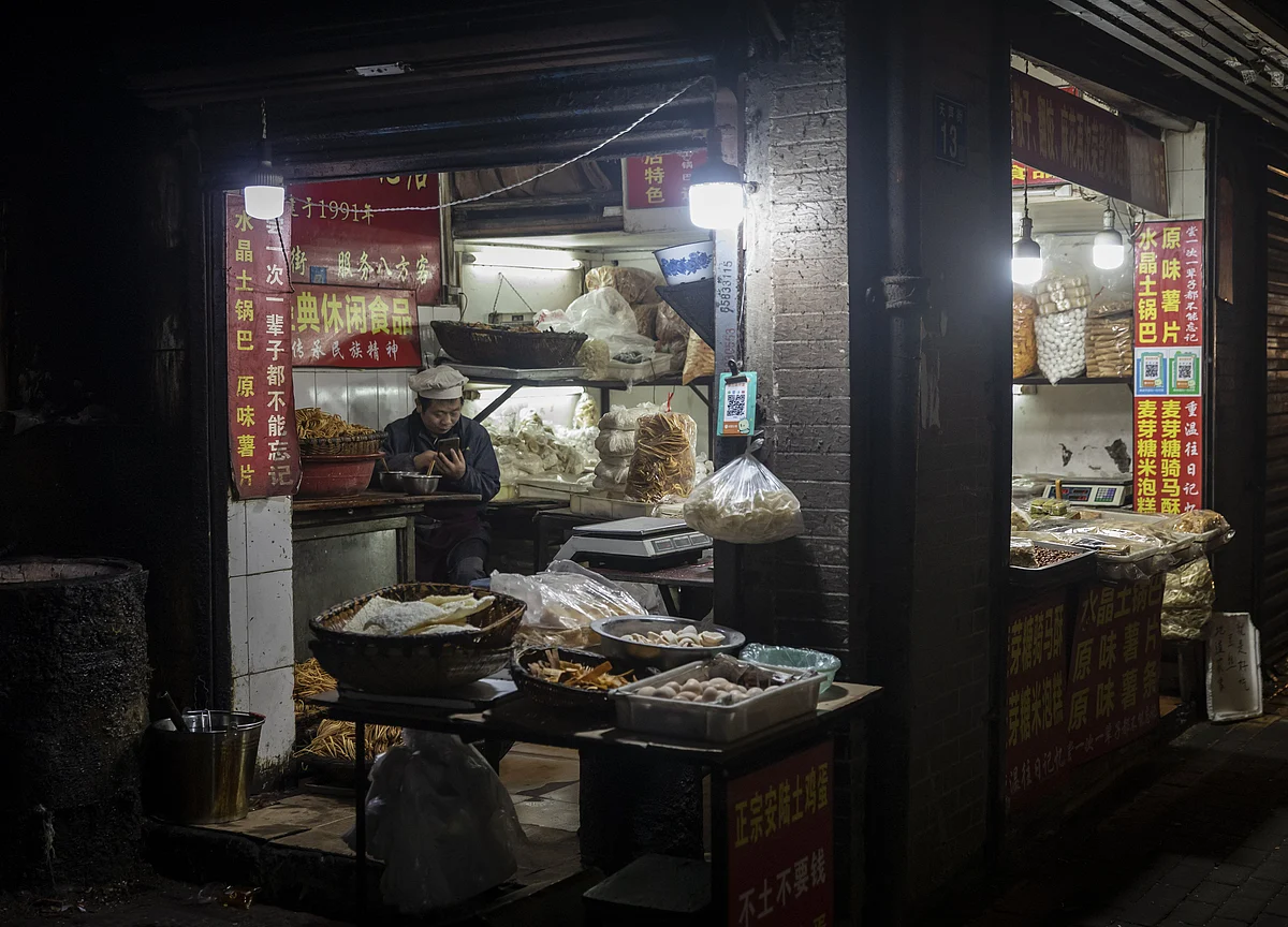 China’s Economy Seen Growing Slowest Since 1990 Due to Virus