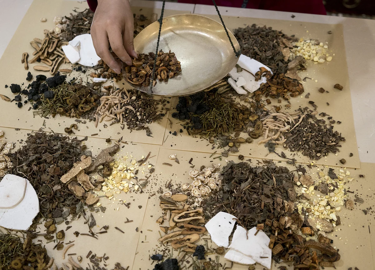 China Tries 3,000-Year-Old Traditional Remedy on Virus Patients