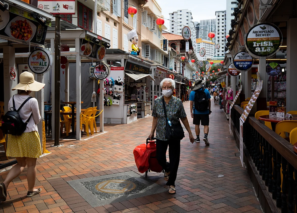 Singapore Cuts Growth Outlook, Plans Stimulus Amid Virus