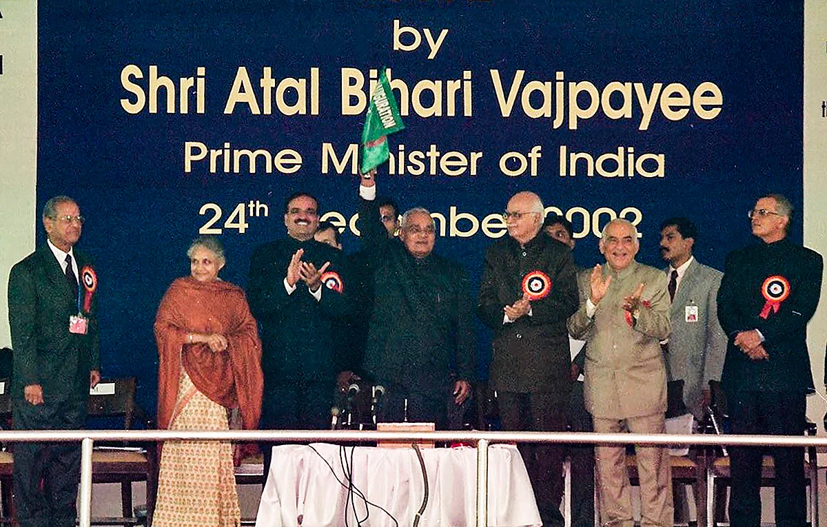 E Sreedharan, Sheila Dikshit, Ananth Kumar, AB Vajpayee, LK Advani, and ML Khurana at the launch of the first line of the Delhi Metro, on Dec 24, 2002. (Photograph: PTI)