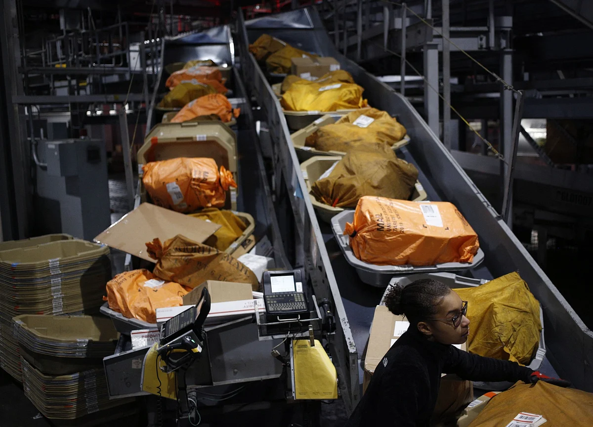 U.S. Mulls Global Parcel Fee Change as Part of Contraband Fight