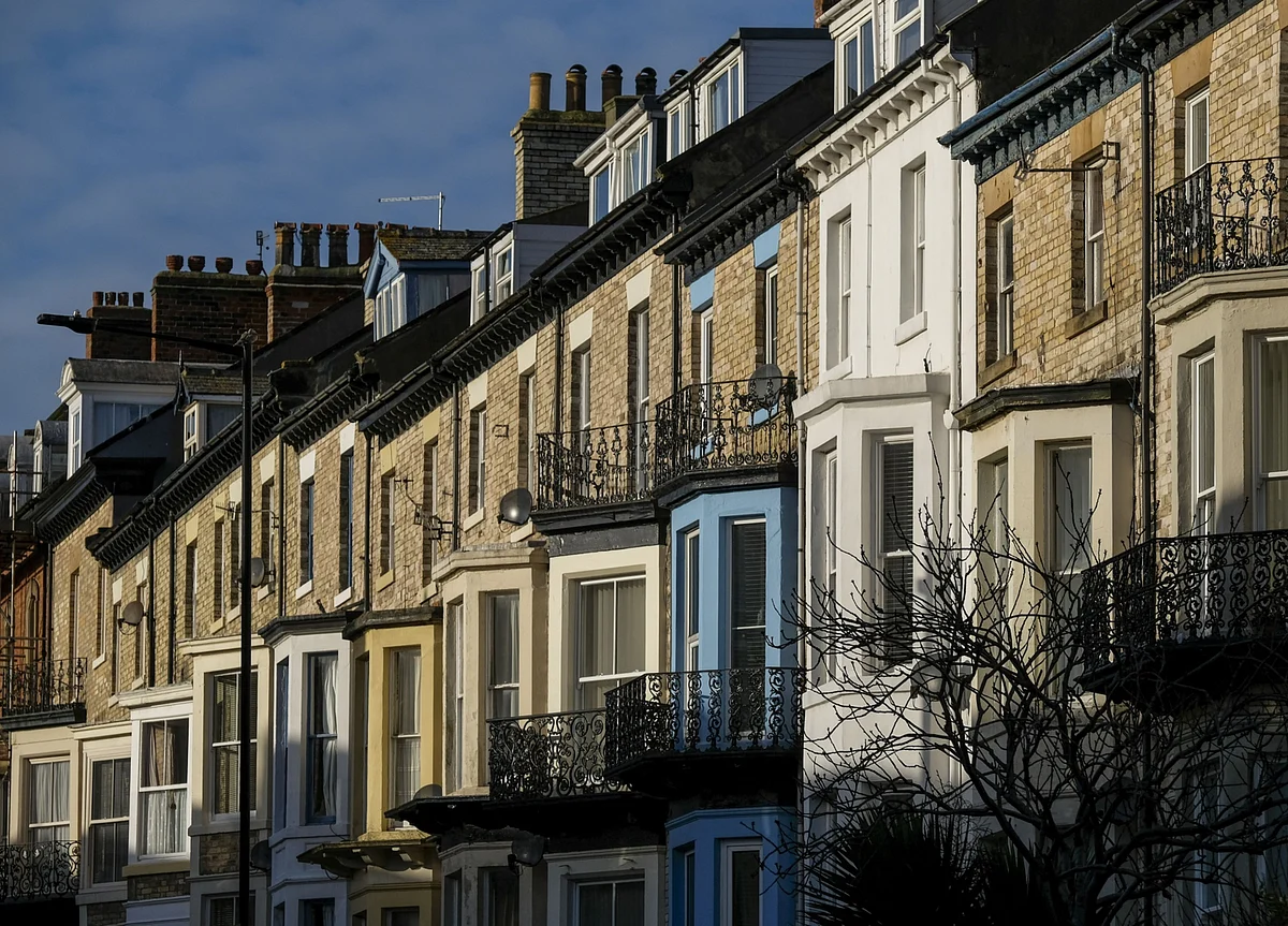 U.K. House Prices Rise 0.4% With Signs of Strengthening Economy