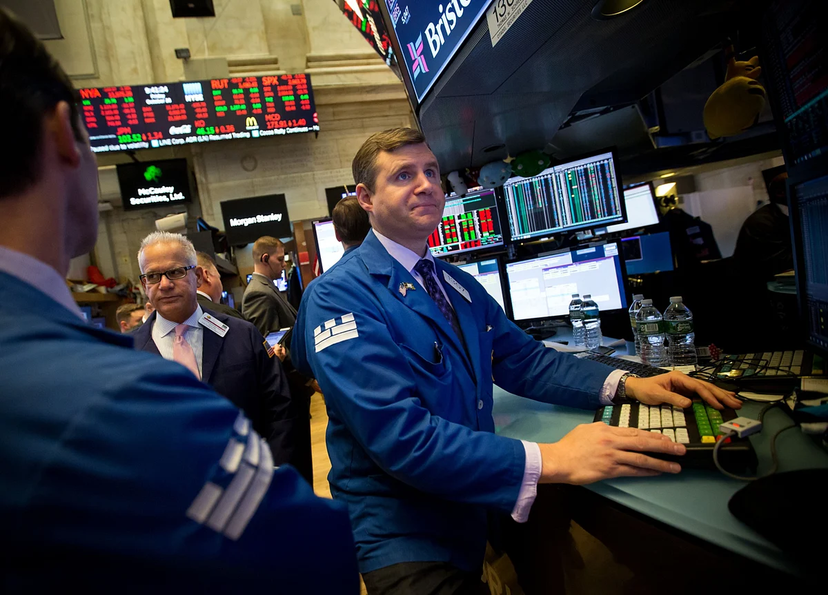 U.S. Yields Hurtle Toward Zero With Thin Market Stunning Traders