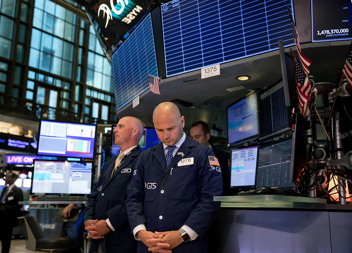 Stocks Decline; Dollar Strengthens Most in 3 Weeks: Markets Wrap