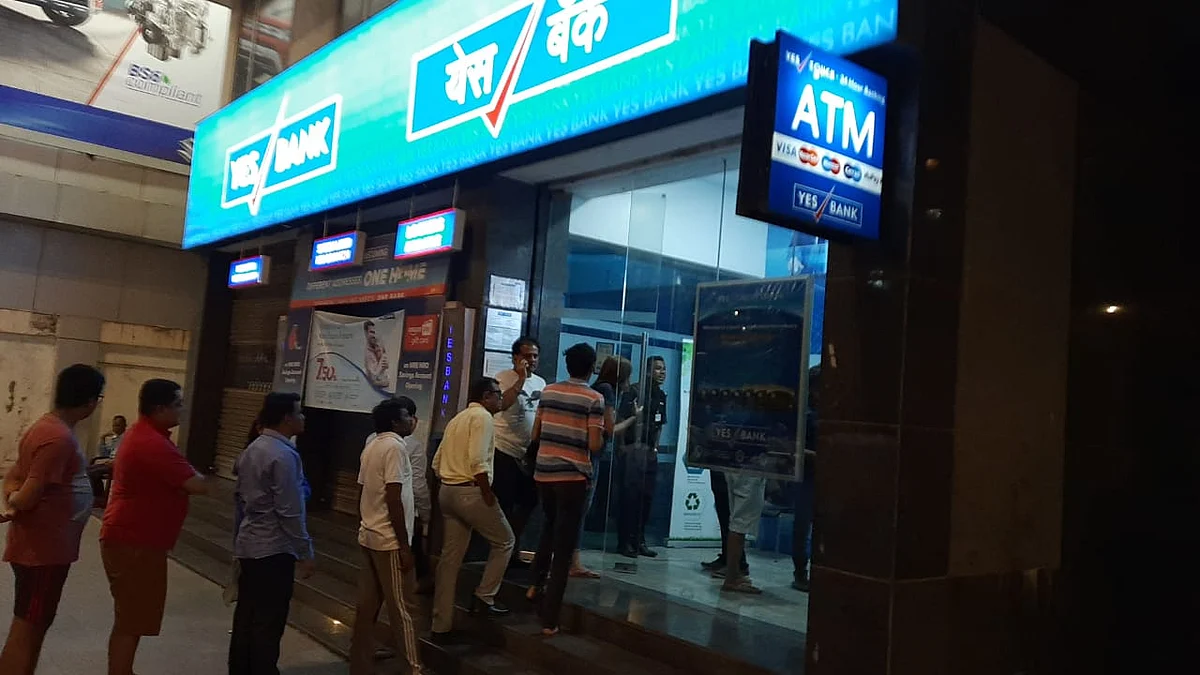 Depositors line up outside Yes Bank branch in Worli, Mumbai after moratorium announced. (Photo: Advait Palepu/BloombergQuint)