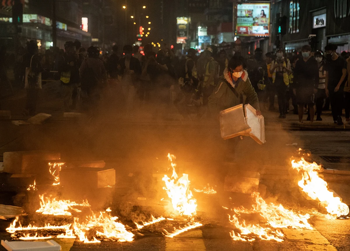 Tear Gas, Petrol Bombs Return to Hong Kong in Weekend Protest
