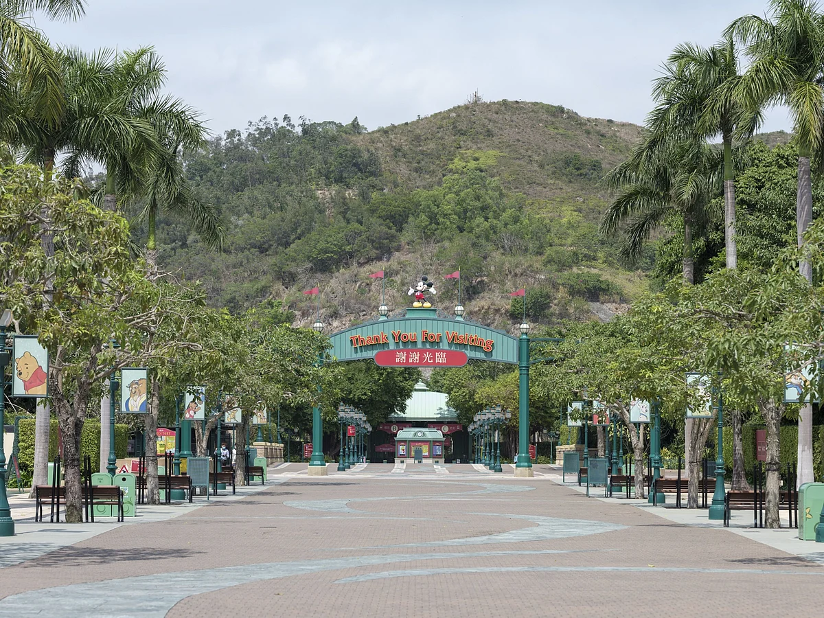 Disney Fans Descend on Theme Parks Before Virus Shuts Them Down