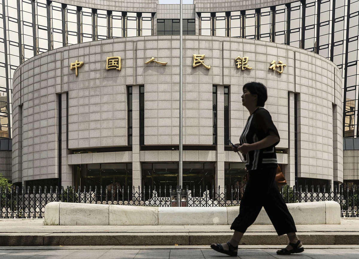 China Rejoins Monetary Easing Wave as World Shuts Down